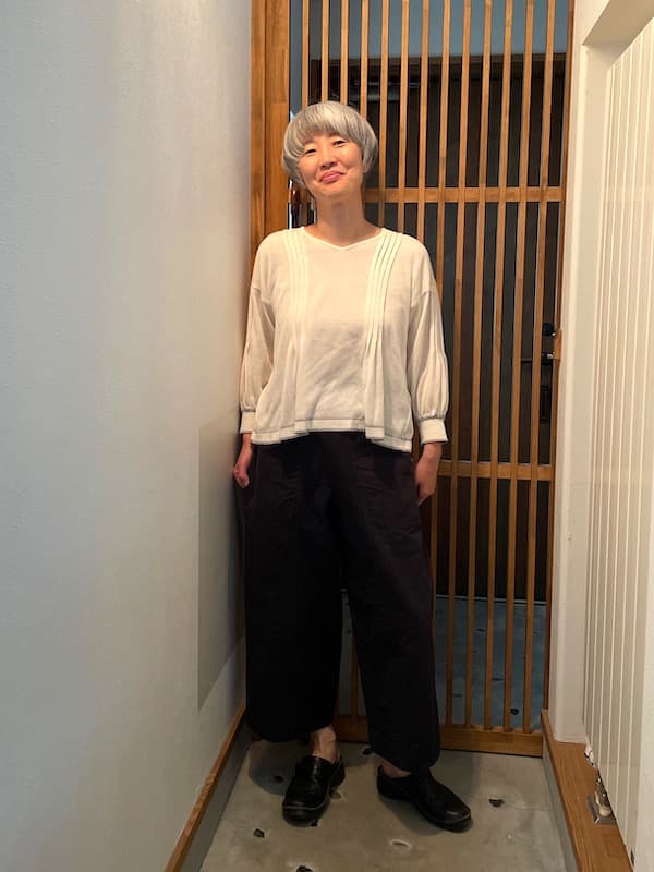 ワイドパンツコーデの女性